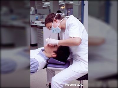 Typische Haltung bei der praktischen Ausübung des Zahnarztberufs